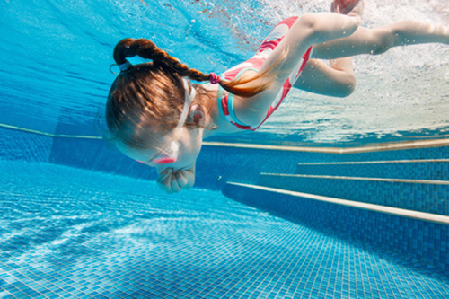 Apprentissage natation d'enfants